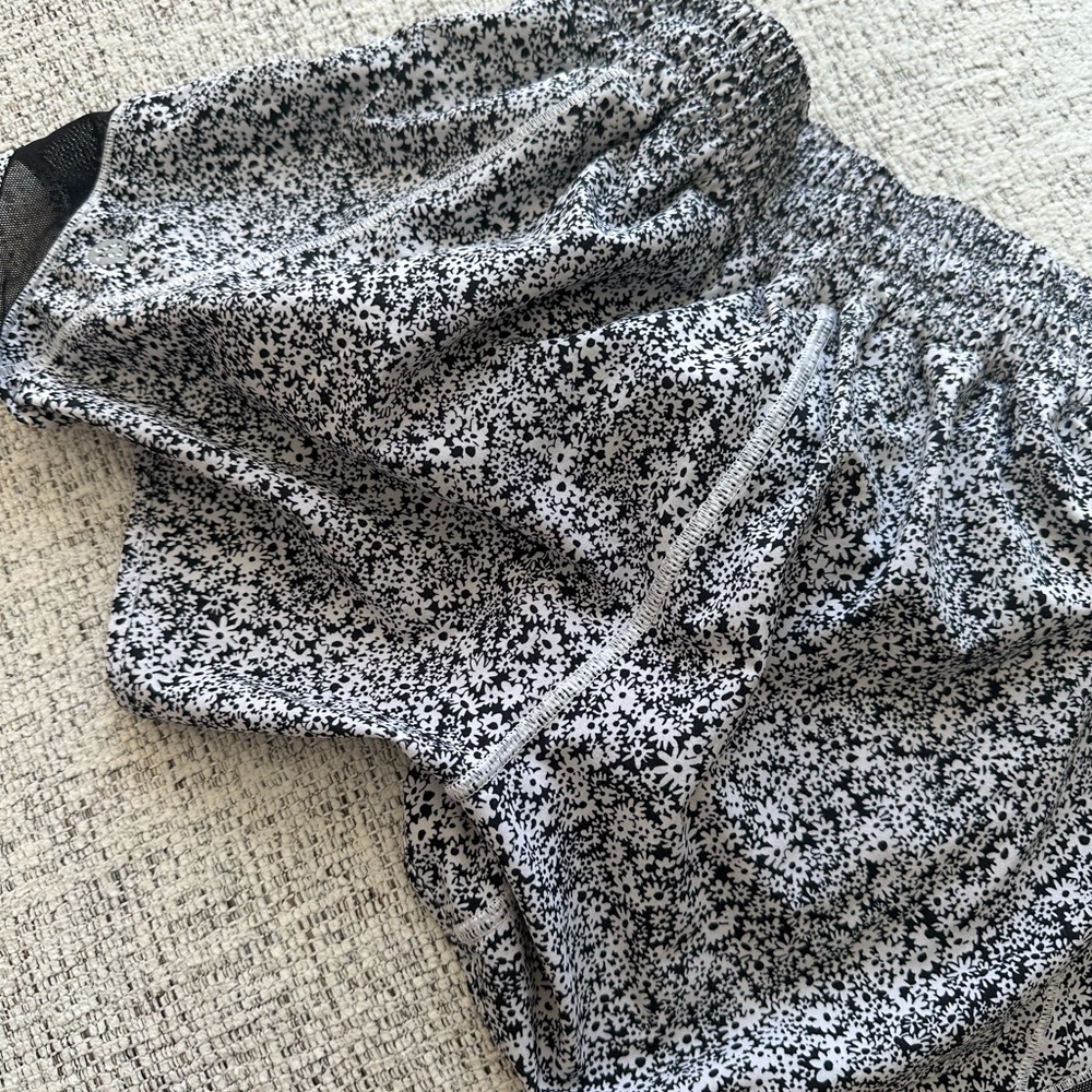 lululemon hotty hot short - 4inch - size 4 tall